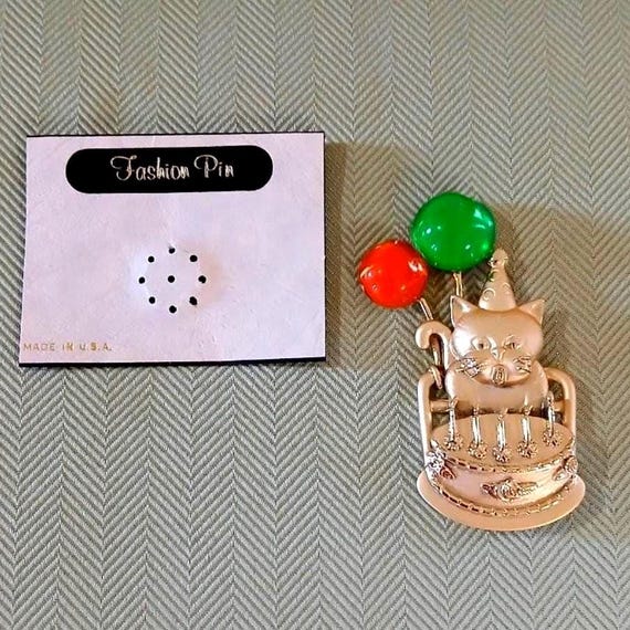 Vintage Birthday Cat Brooch By American Jewelry Chain Company (AJC). Gold Tone With Reflective Green And Orange 1/2 Circle Balloons View 3