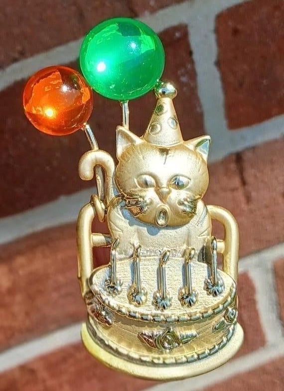 Vintage Birthday Cat Brooch By American Jewelry Chain Company (AJC). Gold Tone With Reflective Green And Orange 1/2 Circle Balloons View 6