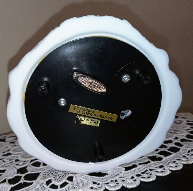 Sankyo Music Box, Porcelain Sitting Angel Holding Kittens. the Sankyo