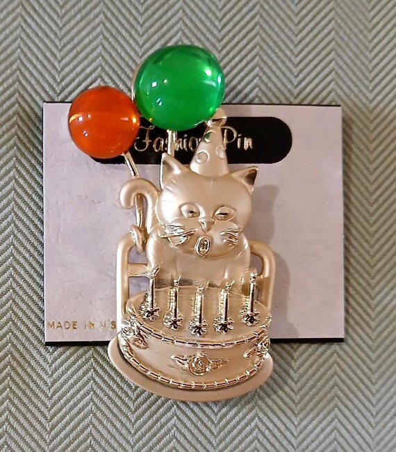 Vintage Birthday Cat Brooch By American Jewelry Chain Company (AJC). Gold Tone With Reflective Green And Orange 1/2 Circle Balloons View 4