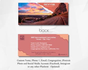 Puede incluir: Una tarjeta de contacto de 4,5 x 2 pulgadas con un frente que muestra una puesta de sol en el anfiteatro Red Rocks de Denver y el texto 2027 International Convention. El reverso es de color coral con campos para nombre, teléfono, correo y congregación.