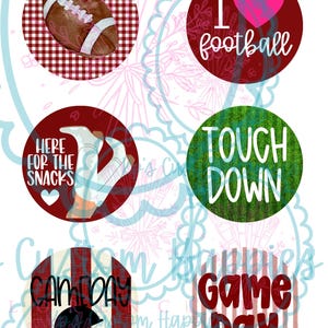 Könnte beinhalten: Ein Set aus sechs runden Aufklebern mit Football-Motiven. Die Designs zeigen einen Football auf rotem Vichy-Muster, ein Herz mit dem Text I love football, Beine mit dem Text Here for the snacks, grünen Rasen mit Touch Down und Game Day.