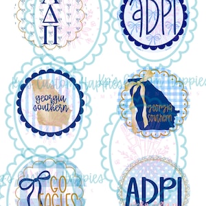Pode incluir: Uma coleção de seis adesivos circulares com designs em azul e branco. Os gráficos incluem as letras gregas ADPi, o texto Georgia Southern e Go Eagles, acentuados com ilustrações de laços, padrões xadrez e contornos de estados.