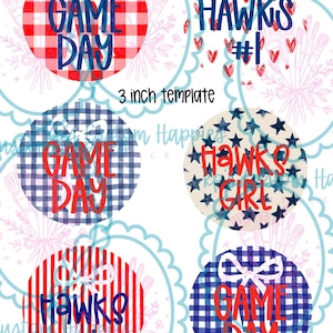 Puede incluir: Una hoja digital de seis diseños de plantillas circulares de 3 pulgadas con patrones como cuadros vichy rojos y blancos, cuadros azules y blancos y estrellas. El texto incluye GAME DAY, HAWKS #1 y HAWKS GIRL. Cada círculo presenta un lazo blanco.