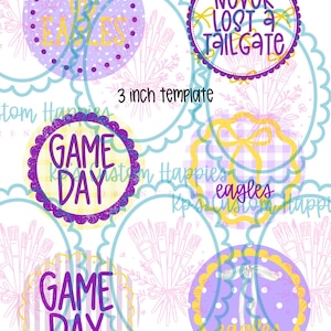 Puede incluir: Una hoja digital de diseños circulares de plantilla de 3 pulgadas con esquemas de color púrpura y amarillo. Los gráficos incluyen texto como NEVER LOST A TAILGATE, GAME DAY y eagles, junto con patrones de lunares, rayas y cuadros.