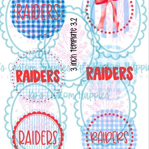 Puede incluir: Una hoja digital de etiquetas circulares con la palabra RAIDERS en texto rojo. Los diseños incluyen patrones de cuadros vichy azules y rayas, algunos con un lazo rojo, todos enmarcados por bordes festoneados. El texto central dice 3 inch template 3.2.