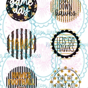 Könnte beinhalten: Ein Set aus sechs runden digitalen Aufklebern mit sportlichen Motiven. Der Text umfasst game day, touch down hawks, hawks, lets go hawks, hawks football und run the dang ball. Die Designs enthalten die Farben Schwarz, Weiß und Gold.