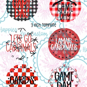 Puede incluir: Un conjunto de seis diseños de plantillas circulares de 3 pulgadas con varios patrones, incluyendo cuadros de búfalo en blanco y negro, cuadros de búfalo en rojo y blanco y lunares rojos. El texto incluye GAME DAY, LETS GO CARDINALS, LAMAR CARDINALS y CARDS.