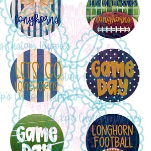 Puede incluir: Seis diseños circulares con temas deportivos. Uno muestra un lazo sobre rayas azul marino con el texto "longhorns". Otro muestra un campo de fútbol con "HERE FOR THE SNACKS" y "longhorns". Otros incluyen "LETS GO LONGHORNS", "GAME DAY" con lunares, "Game Day" en un campo y "LONGHORN FOOTBALL" con un balón.