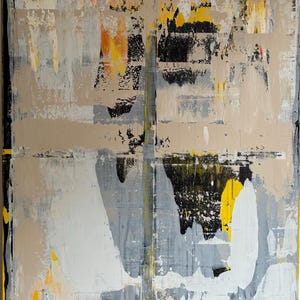 Könnte beinhalten: Abstrakte Malerei mit gelbem Rand. Das Kunstwerk zeigt Schichten aus beiger, grauer, schwarzer und gelber Farbe, die eine strukturierte und dynamische Komposition bilden. Spritzer und Pinselstriche erhöhen das visuelle Interesse des Werks.