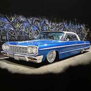 Könnte beinhalten: Ein klassisches blau-weißes Oldtimer-Auto mit Chromakzenten und Drahträdern steht vor einer Graffiti-Wand. Das Auto hat ein weißes Dach und ist in ausgezeichnetem Zustand. Das Bild ist gut beleuchtet und hebt die Details des Autos hervor.