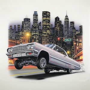 Peut inclure: Illustration d'une voiture lowrider argentée avec des filets rouges en l'air, devant un paysage urbain nocturne. La voiture a des pneus à flancs blancs. L'arrière-plan montre une ville détaillée avec des bâtiments illuminés.