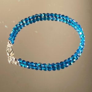 Blaues Kristallarmband: Sterlingsilber-Verschluss, Aurora Borealis Finish