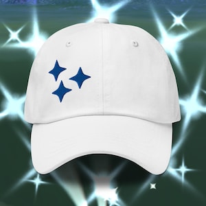 Puede incluir: Gorra de béisbol blanca con tres estrellas azules bordadas. La gorra tiene una visera curva y un diseño de seis paneles. Las estrellas están dispuestas en diagonal en la parte delantera.