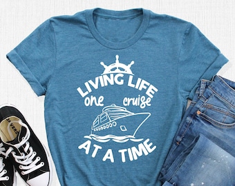 Camiseta "Viviendo la vida un crucero a la vez", regalo divertido para cruceros, camiseta para el equipo de cruceros, camiseta de cumpleaños para cruceros, atuendo para la vida en crucero, ropa de vacaciones