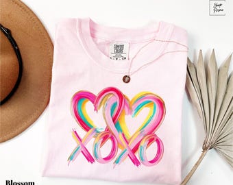 Camiseta con corazones pastel Xoxo de Comfort Colors, linda camiseta Xoxo de San Valentín, camiseta Xoxo con pinceladas, regalo de amor Xoxo colorido, camiseta Xoxo de San Valentín acogedora