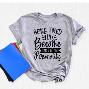 Może przedstawiać: Szary T-shirt z nadrukiem "Being Tired Has Become Part of My Personality" w kolorze czarnym.