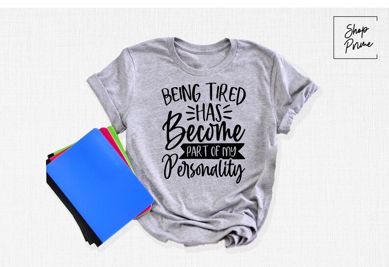 Może przedstawiać: Szary T-shirt z nadrukiem "Being Tired Has Become Part of My Personality" w kolorze czarnym.