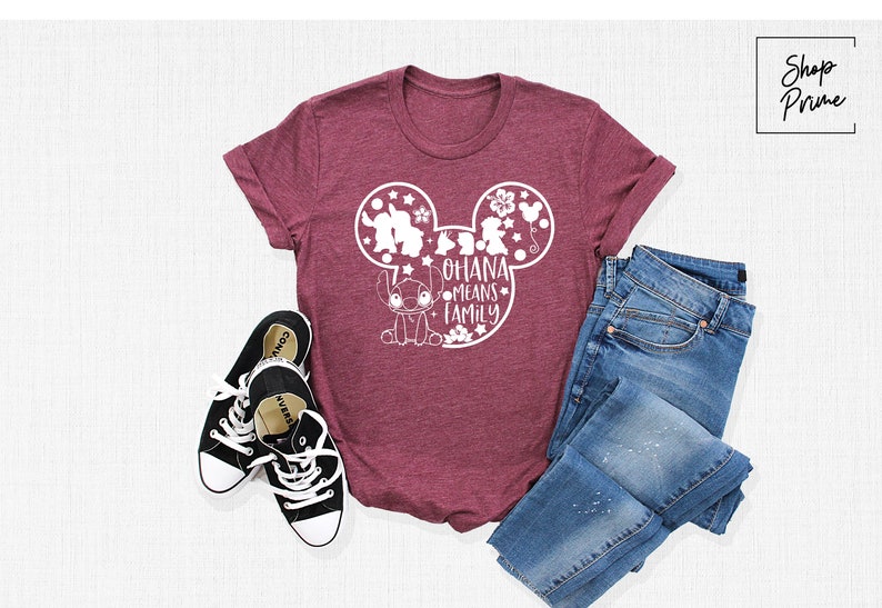 Może przedstawiać: Bordowy t-shirt z białą sylwetką Myszki Miki przedstawiającą Stitch i napis "Ohana means family".