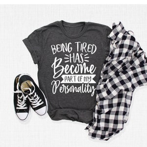 Może przedstawiać: Szary t-shirt z napisem "Being Tired Has Become Part Of My Personality" w białym kolorze.