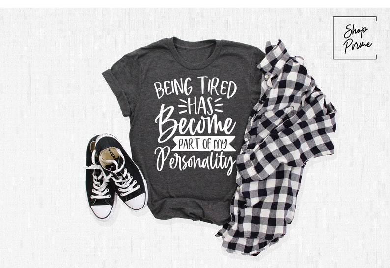 Może przedstawiać: Szary t-shirt z napisem "Being Tired Has Become Part Of My Personality" w białym kolorze.