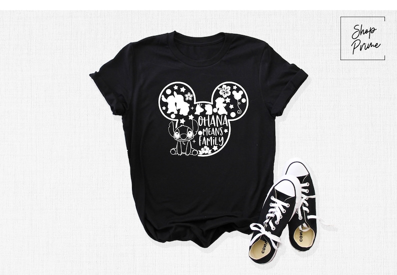 Może przedstawiać: Czarny T-shirt z białą sylwetką Myszki Miki i tekstem "Ohana means family" oraz postacią Stitch.