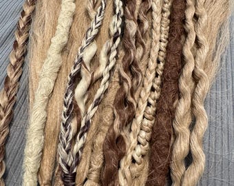 Honigbraune und blonde Dreadlocks mit geflochtenen Zöpfen