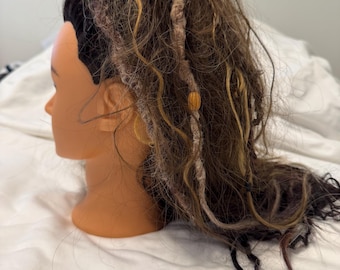 Haarspange mit Dreads und Zöpfen