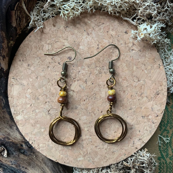 Boucles d'oreilles en fil métallique nid d'oiseau | Boucles d'oreilles en perles de bois brun terreux | Petites boucles d'oreilles rondes en bronze antique | Bijoux primitifs rustiques