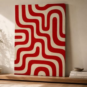 Peut inclure: Une toile murale rectangulaire présentant un motif répétitif audacieux de lignes ondulées rouge vif et épaisses sur un fond blanc cassé texturé. Le design se compose de courbes continues et interconnectées couvrant toute la surface.