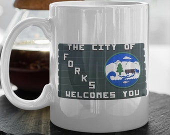 La ciudad de Forks te da la bienvenida. Taza de cerámica de 11 oz. Regalo para fans de la saga Crepúsculo. Regalo de San Valentín.