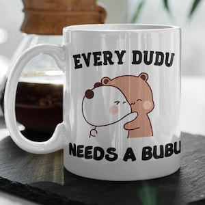 Ogni Dudu ha bisogno di una tazza da caffè Bubu, con cuore d'amore, simpatico cartone animato, animale domestico, abbraccio d'amore, panda, regalo di San Valentino, tazza da 11 pollici, regalo di San Valentino