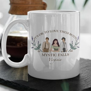 To w porządku kochać ich obu Salvatore Brothers Elena Gilbert Pamiętniki wampirów TVD Biały 11 oz Ceramiczny kubek Prezent Walentynkowy