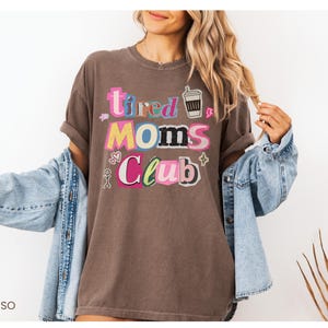Comfort Colors® Tired Moms Club Shirt, Coffee Lover Gift For Mama, Mothers Day Gift afbeelding 3