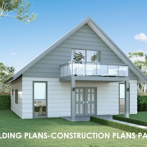 以下が含まれることがあります： グレーの屋根と白い外壁の2階建ての家。ガラスの手すりのバルコニーと小さな庭があります。画像の下部には「BUILDING PLANS-CONSTRUCTION PLANS PACK」というテキストがあります。