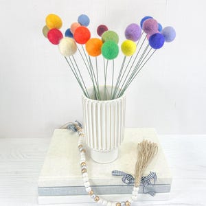 Fiori di palline di feltro minimalisti per vasi - Decorazione per la casa accogliente con accenti di colore - Base decorativa con pompon in feltro Billy Ball