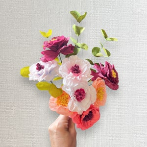 Bouquet de renoncules en papier fait main : fleurs de mariage bohèmes