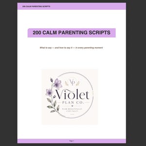 Könnte beinhalten: Ein Dokument mit dem Titel 200 CALM PARENTING SCRIPTS und dem Untertitel What to say—and how to say it—in every parenting moment. Die Seite zeigt ein kreisförmiges Logo für Violet Plan Co., verziert mit violetten Blumenillustrationen und Text.