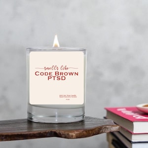 Bougie d'infirmière drôle - Smells Like Code Brown PTSD - Cadeau pour étudiante en soins infirmiers, humour d'infirmière autorisée, appréciation de l'infirmière, cadeau du personnel de l'hôpital