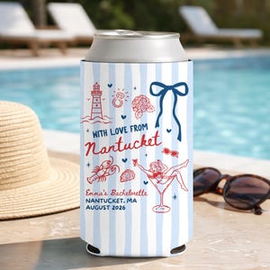 Könnte beinhalten: Ein Kühlbehälter für Dosen mit blau-weißem Streifendesign, roten Illustrationen und Text. Der Text lautet "With Love From Nantucket" und "Emma's Bachelorette Nantucket, MA August 2026". Das Design umfasst einen Leuchtturm, einen Hummer und eine Frau in einem Martiniglas.