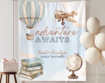 Pode incluir: Um cenário de chá de bebé com um design em aquarela com um balão de ar quente, um avião e um globo. As palavras "adventure awaits" são exibidas, juntamente com os nomes "Noah & Emily's" e "Baby Shower."