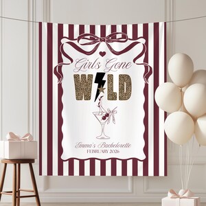 Op de afbeelding: Een wit en bordeaux gestreepte achtergrond met de tekst "Girls Gone WILD" in luipaardprint en een bliksemgrafiek. De achtergrond is versierd met een strik en een cocktailillustratie. De tekst "Emma's Bachelorette February 2026" is ook opgenomen.