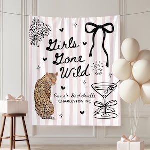 Op de afbeelding: Een roze en witte gestreepte achtergrond met de tekst "Girls Gone Wild" en "Emma's Bachelorette Charleston, NC". De achtergrond bevat illustraties van een luipaard, strik, martini, ring, bloemen, harten en sterren. Witte ballonnen en cadeau dozen zijn ook aanwezig.