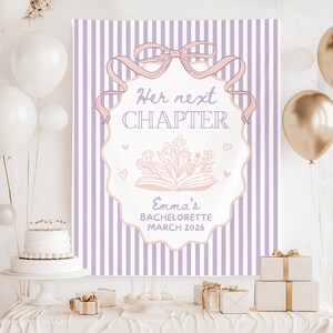 Peut inclure: Une bannière de fête avec le texte "Her next CHAPTER" dans un cadre décoratif, avec le nom "Emma's BACHELORETTE MARCH 2026". Le fond est rayé en blanc et lavande. Des ballons blancs et dorés et un gâteau sont également visibles.
