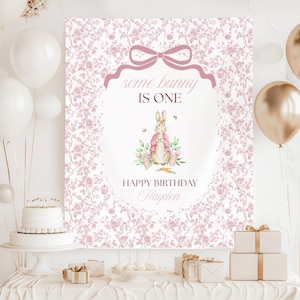 Może przedstawiać: Różowy i biały plakat urodzinowy z kwiatowym wzorem z napisem "some bunny is one" i "Happy Birthday Hayden". Plakat przedstawia akwarelową ilustrację królika w różowej kurtce.