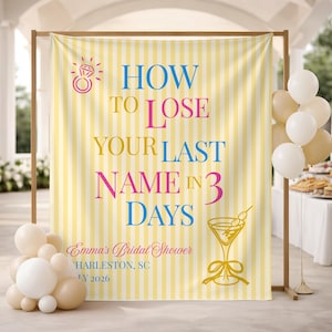 以下が含まれることがあります： 青、ピンク、金色の「HOW TO LOSE YOUR LAST NAME IN 3 DAYS」というテキストが入った、黄色と白のストライプの背景。 背景には指輪のグラフィック、カクテルのグラフィック、そして「Emma's Bridal Shower, Charleston, SC, Y 2026」というテキストが含まれています。 バルーンが前景にあります。