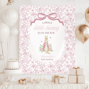 Klasyczne różowe dekoracje na baby shower z motywem Królika Piotrusia, baner na baby shower w stylu bajkowym, tło ze zdjęciem z lokalnie uprawianej posypki dla dzieci