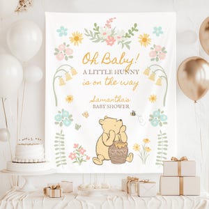 以下が含まれることがあります： 白いベビーシャワーの背景に、花柄とくまのプーさんのイラスト。テキストは「Oh Baby! A Little Hunny is on the way, Samantha's Baby Shower」と書かれています。風船、ギフト、ケーキも表示されています。
