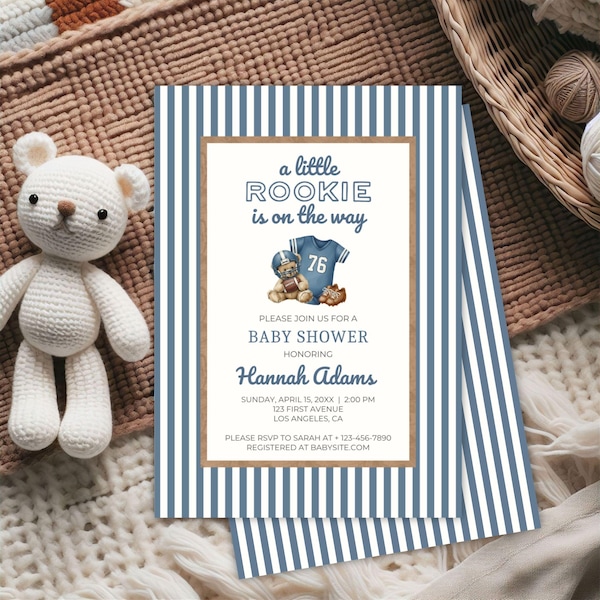 Invitación editable para baby shower de fútbol, un pequeño novato en camino, plantilla de invitación vintage de rayas para baby shower de fútbol.