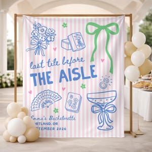 Op de afbeelding: Een roze en witte gestreepte achtergrond met blauwe en groene illustraties voor een vrijgezellenfeest. De tekst "last tile before THE AISLE" wordt weergegeven. Extra tekst is "Emma's Bachelorette, PORTLAND, OR, SEPTEMBER 2026". Ballonnen staan op de voorgrond.